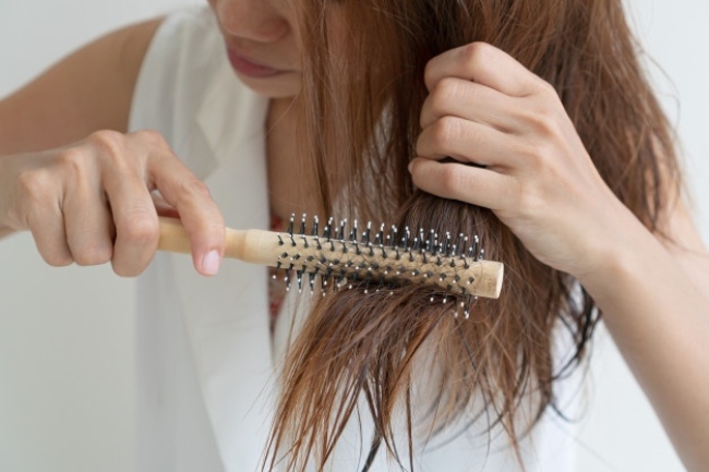 Mái tóc hư tổn sẽ dễ bị rối và khó gỡ (Nguồn: Internet)