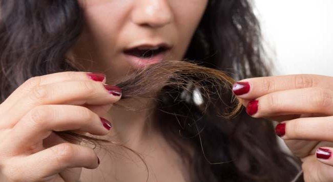 Tóc hư tổn sẽ dễ bị đứt gãy khi kéo căng (Nguồn: Internet)