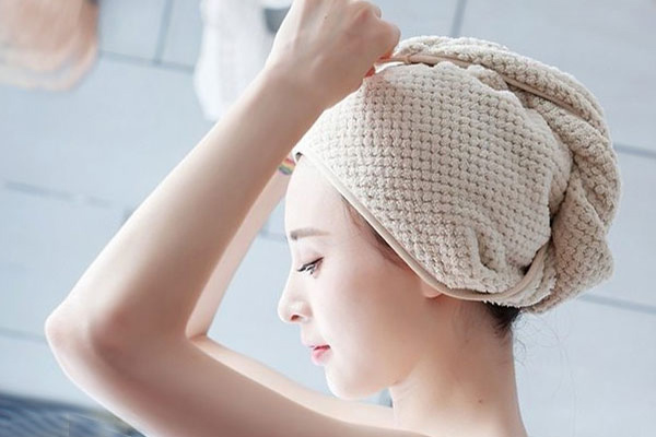 Wrap a towel to fix your hair