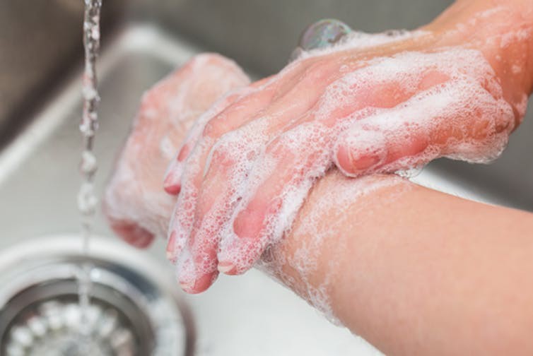 rửa tay trước khi rửa mặt