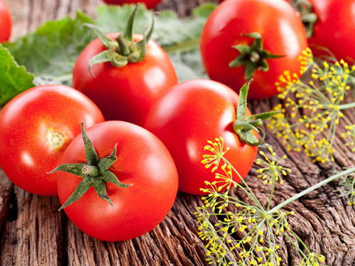 cà chua - cách làm trắng da khi bị ăn nắng