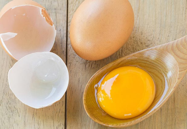 Giấm kết hợp với trứng gà làm mờ vết thâm do mụn để lại
